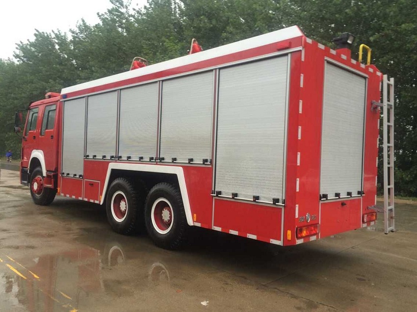 重汽豪沃后八轮消防车尾部侧面图片