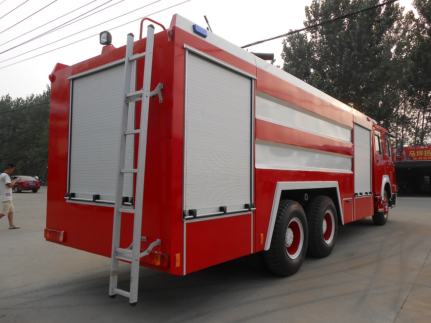 重汽豪沃10-12方后八轮不锈钢水罐泡沫消防车尾部侧面高清方位图片 重汽豪沃10-12方后八轮不锈钢水罐泡沫消防车尾部侧面高清方位图片