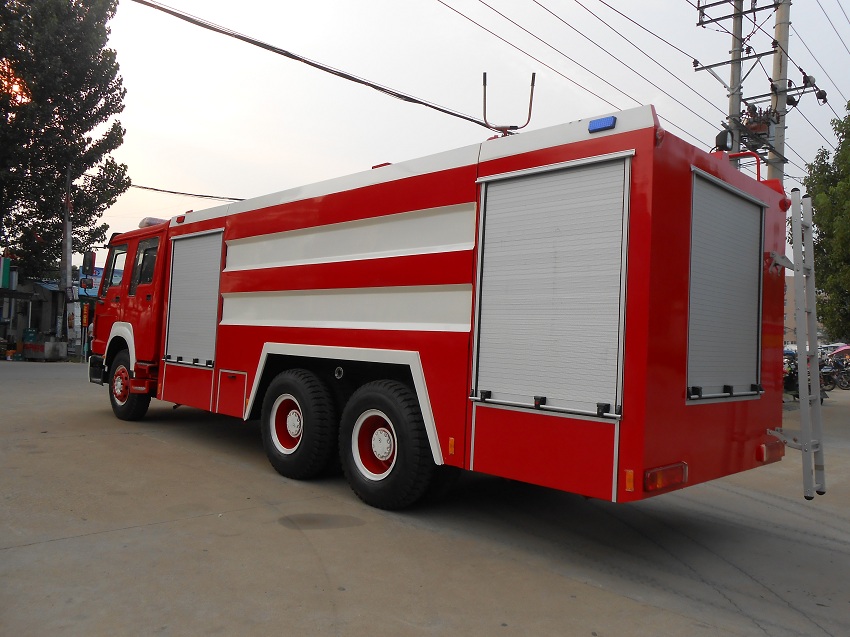 重汽豪沃10-12方后八轮不锈钢水罐泡沫消防车尾部侧面高清图片 重汽豪沃10-12方后八轮不锈钢水罐泡沫消防车尾部侧面高清图片
