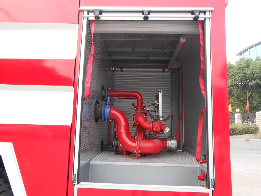 重汽豪沃10-12方后八轮不锈钢水罐泡沫消防车尾部侧面车体细节方位图片 重汽豪沃10-12方后八轮不锈钢水罐泡沫消防车尾部侧面车体细节方位图片