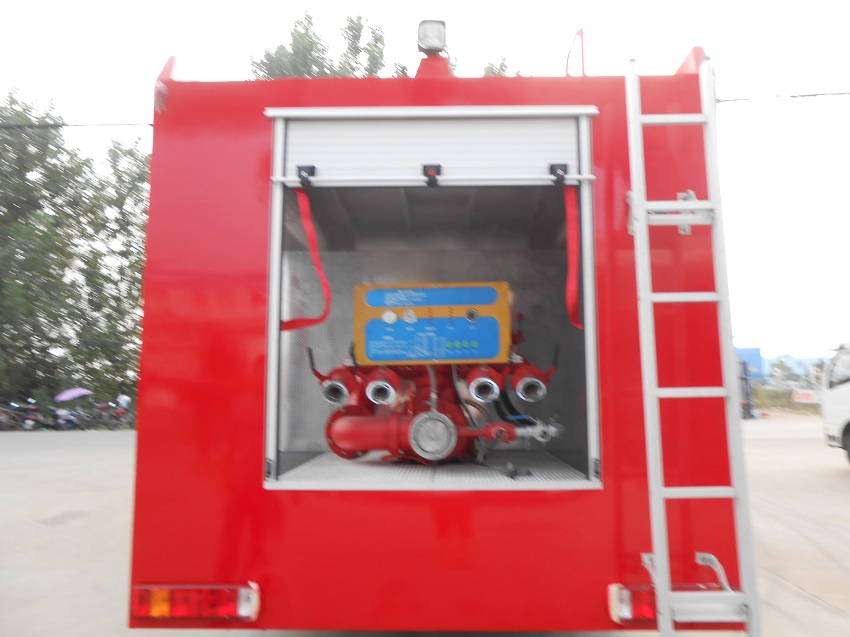 重汽豪沃10-12方后八轮不锈钢水罐泡沫消防车尾部细节方位图片 重汽豪沃10-12方后八轮不锈钢水罐泡沫消防车尾部细节方位图片