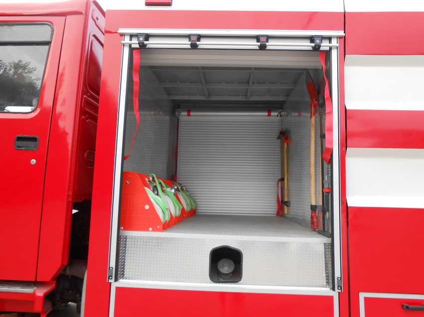 重汽豪沃10-12方后八轮不锈钢水罐泡沫消防车尾部侧面车体细节图片 重汽豪沃10-12方后八轮不锈钢水罐泡沫消防车尾部侧面车体细节图片