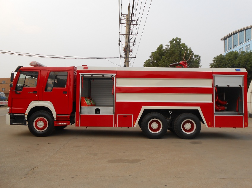 重汽豪沃10-12方后八轮不锈钢水罐泡沫消防车尾部侧面展开高清图片 重汽豪沃10-12方后八轮不锈钢水罐泡沫消防车尾部侧面展开高清图片